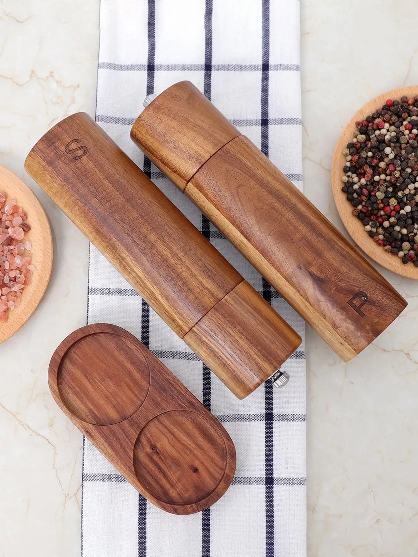 Elegantes Set aus Holz für Pfeffer- und Salzmühlen mit Tablett