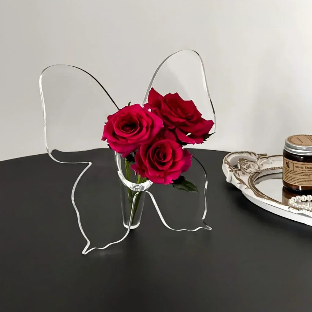 Klarer Blumenvasen mit künstlerischem Schmetterlingsdesign