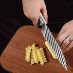 Elegantes Küchenmesser mit Holzgriff und Rillen-Design
