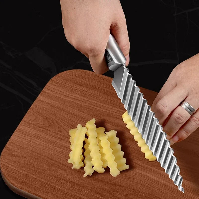 Elegantes Küchenmesser mit Holzgriff und Rillen-Design