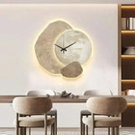 Schlichte Eleganz: Moderne Wanduhr aus Holz