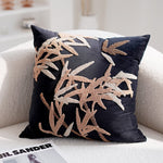 Luxuriöser Samt-Kissenbezug mit Orchideenmotiv