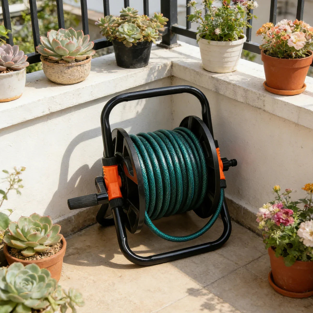 Praktische Gartenwasserschlauchaufwicklung mit Handkurbel – Ordnung für jeden Garten