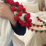 Florale Eleganz – Handgefertigte Tagesdecke mit 3D-Rosenmuster