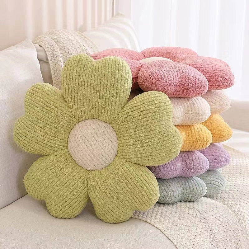 Plüschiges Kissen mit Kleeblattblüten