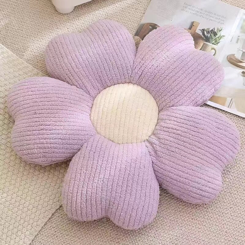 Plüschiges Kissen mit Kleeblattblüten