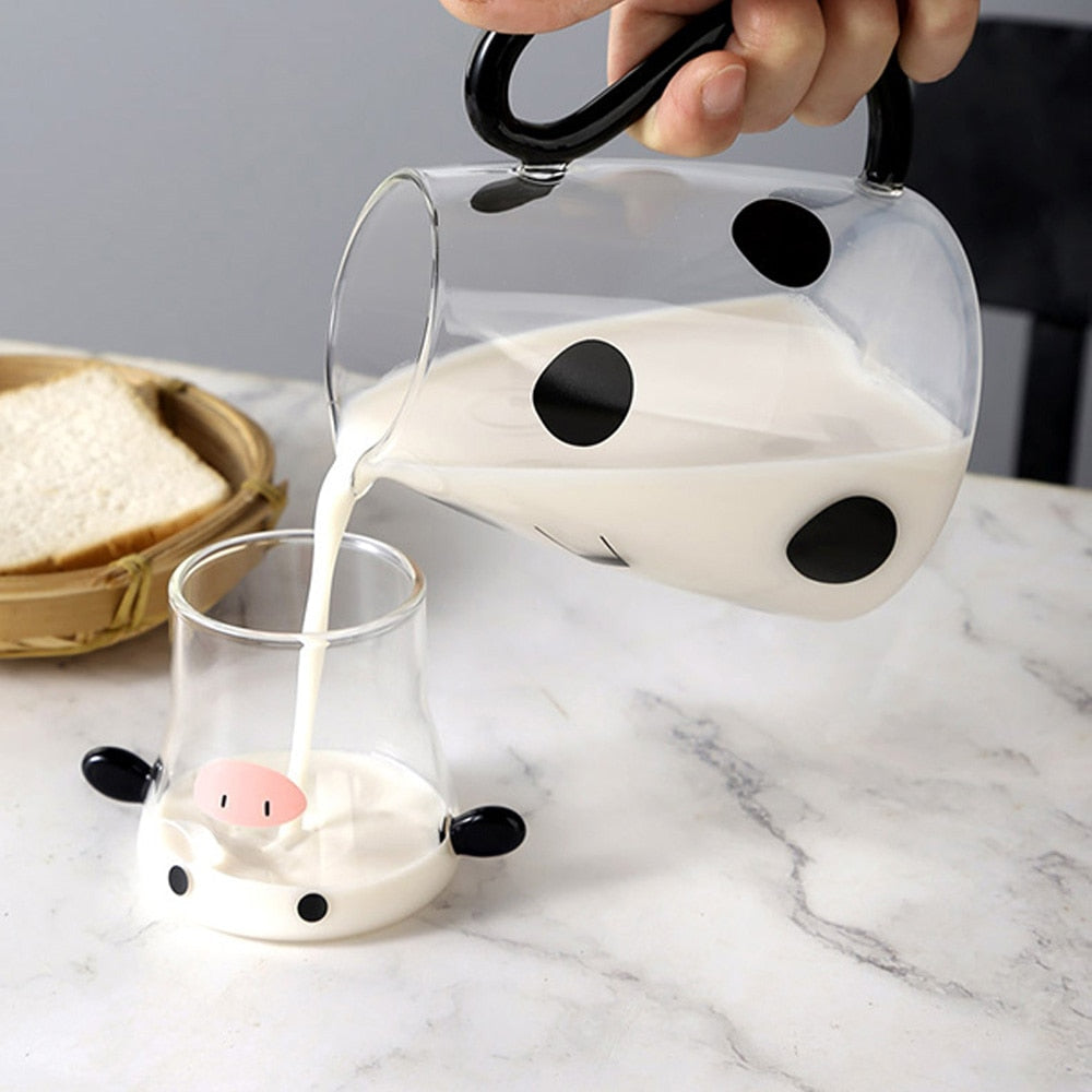 Glaskrug mit Kuhdesign und Becher