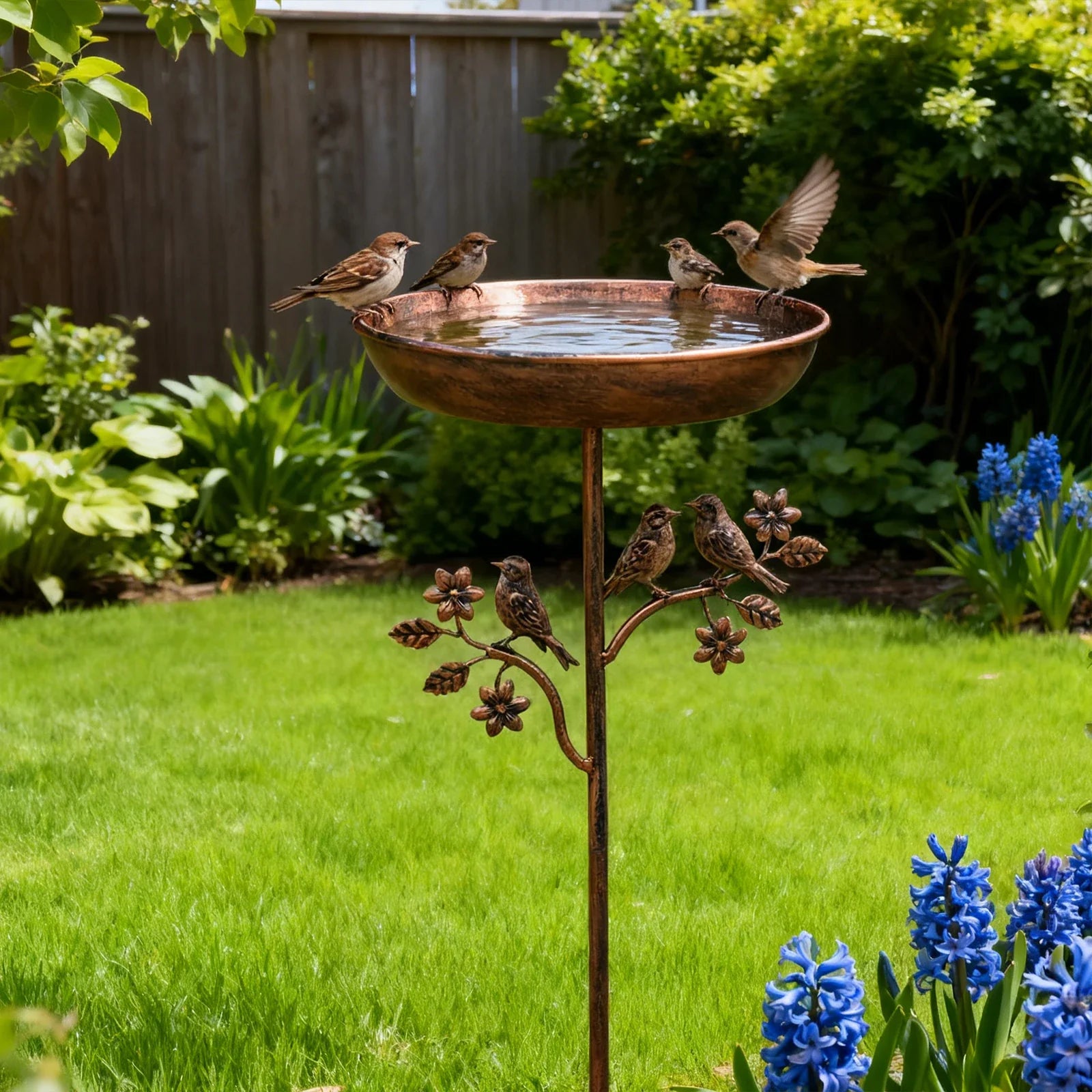 Eleganter Vogelbad mit dekorativem Metallstachel – Antik Kupfer-Design