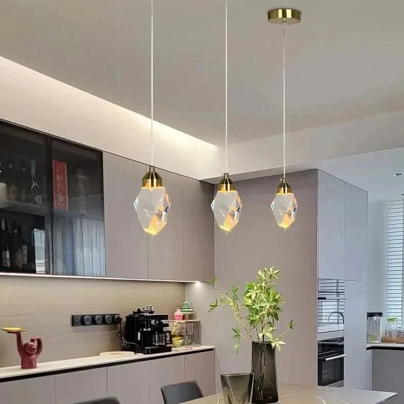 Elegante LED-Hängelampe mit facettiertem Kristallschirm