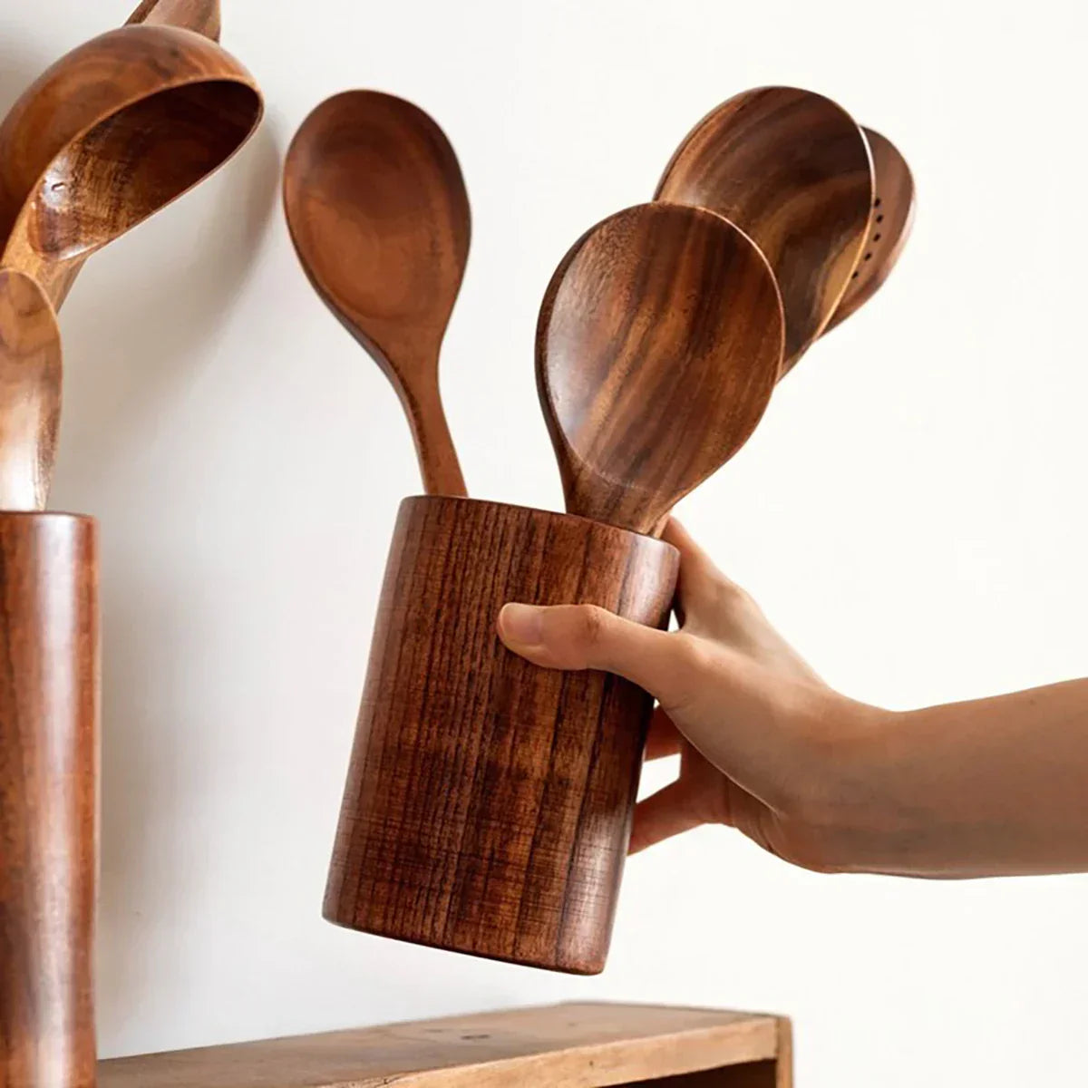 NaturPur – Elegantes Kochgeschirrset aus Holz mit Aufbewahrungskorb