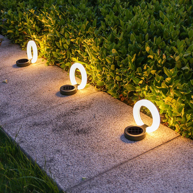Verstellbare Solar-Gartenleuchte mit 360° Lichtlenkung