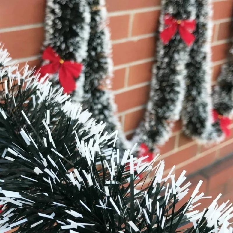 Weihnachtsgirlande – Schneebedeckte Dekoration für Innen und Außen