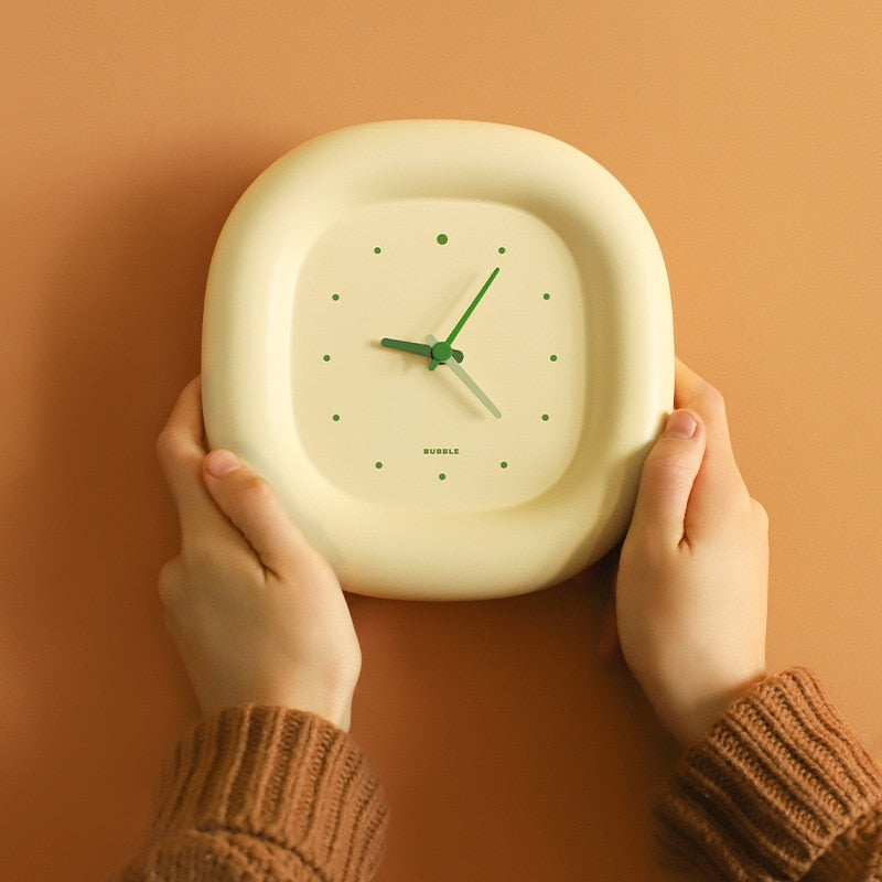 Minimalistische Wanduhr mit modernem Design