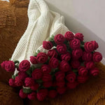Florale Eleganz – Handgefertigte Tagesdecke mit 3D-Rosenmuster