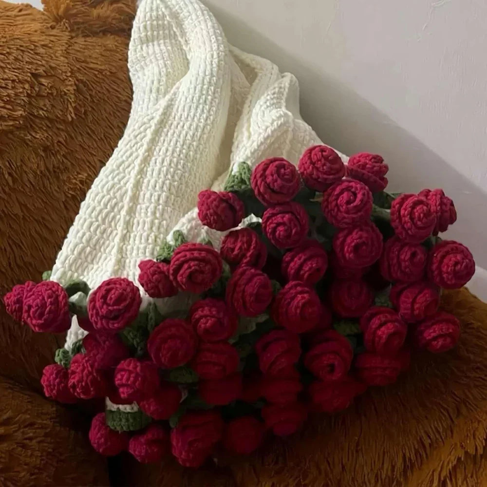 Florale Eleganz – Handgefertigte Tagesdecke mit 3D-Rosenmuster