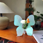 Klarer Blumenvasen mit künstlerischem Schmetterlingsdesign