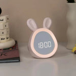 Kinder-Wecker mit LED-Nachtlicht und verspieltem Hasen-Design