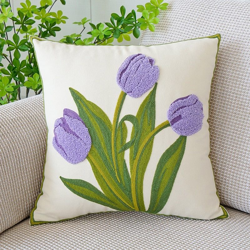 Floraler Kissenbezug mit lebhaften Tulpenmotiven