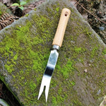 Efficient weed removal tool with ergonomic handle