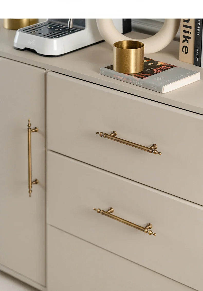 Eleganter T-Bar Möbelgriff aus massivem Messing im Antiklook