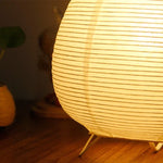 Stimmungsvolle Tischlampe im japanischen Design