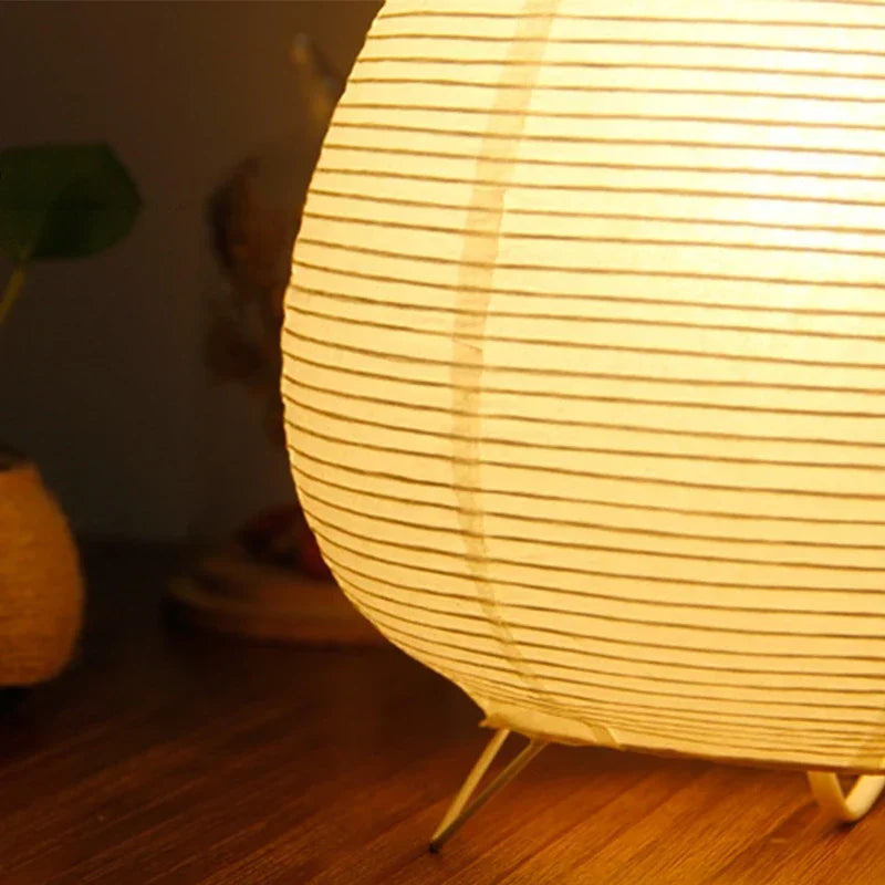 Stimmungsvolle Tischlampe im japanischen Design