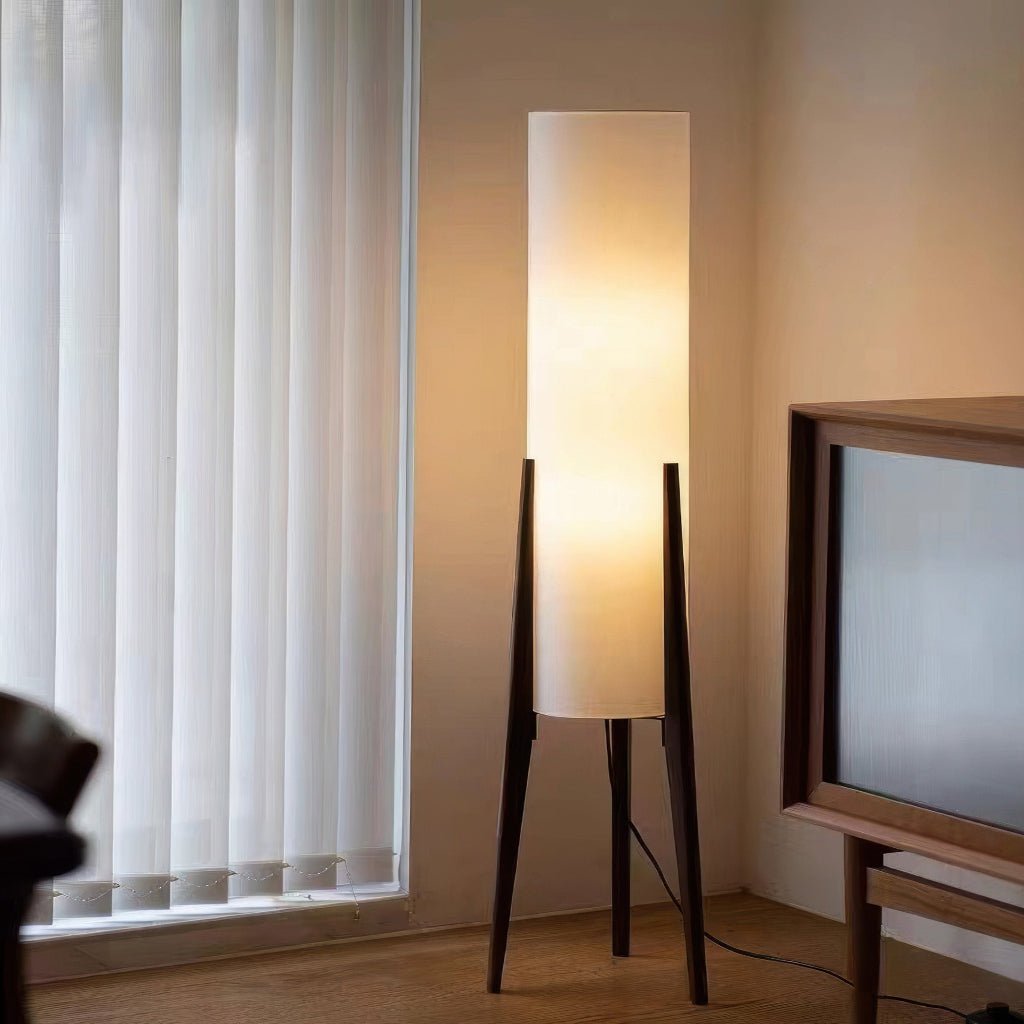 Elegante Stehlampe mit Walnussfuß und dimmbaren LEDs