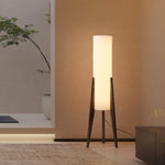 Elegante Stehlampe mit Walnussfuß und dimmbaren LEDs