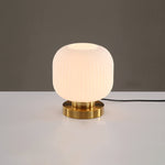 Elegante Tischlampe mit ovalem Glasdesign und sanfter Beleuchtung