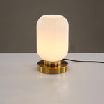 Elegante Tischlampe mit ovalem Glasdesign und sanfter Beleuchtung