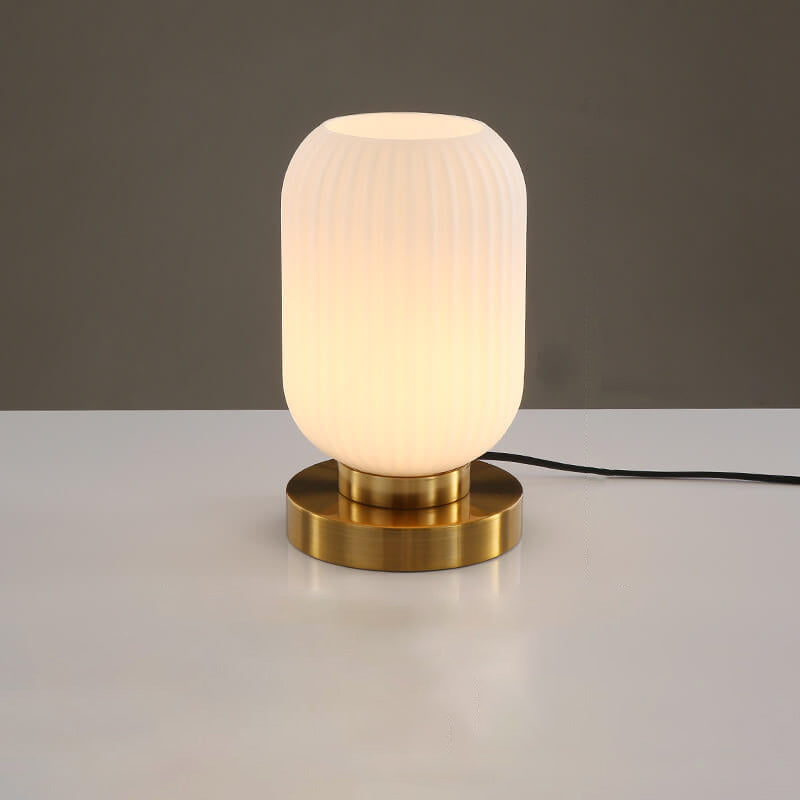 Elegante Tischlampe mit ovalem Glasdesign und sanfter Beleuchtung