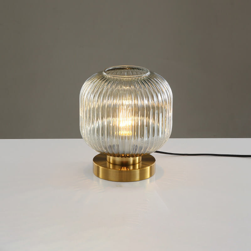 Elegante Tischlampe mit ovalem Glasdesign und sanfter Beleuchtung