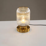 Elegante Tischlampe mit ovalem Glasdesign und sanfter Beleuchtung