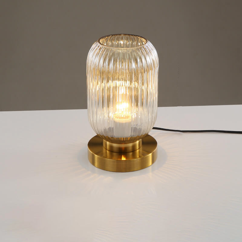 Elegante Tischlampe mit ovalem Glasdesign und sanfter Beleuchtung