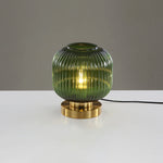 Elegante Tischlampe mit ovalem Glasdesign und sanfter Beleuchtung