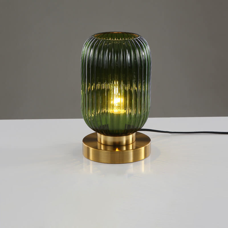 Elegante Tischlampe mit ovalem Glasdesign und sanfter Beleuchtung