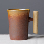 Eleganter Japanischer Retro-Becher mit Holzgriff