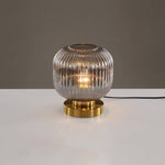 Elegante Tischlampe mit ovalem Glasdesign und sanfter Beleuchtung