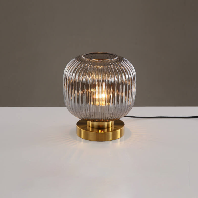 Elegante Tischlampe mit ovalem Glasdesign und sanfter Beleuchtung