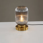 Elegante Tischlampe mit ovalem Glasdesign und sanfter Beleuchtung