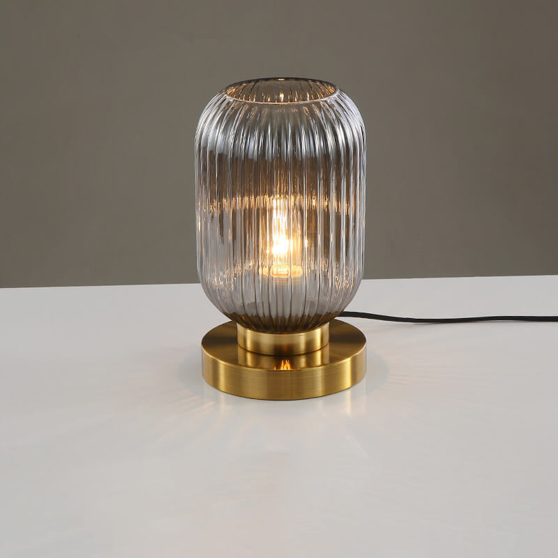 Elegante Tischlampe mit ovalem Glasdesign und sanfter Beleuchtung