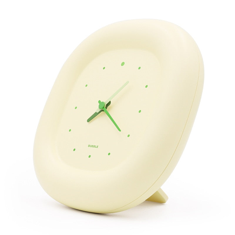 Minimalistische Wanduhr mit modernem Design