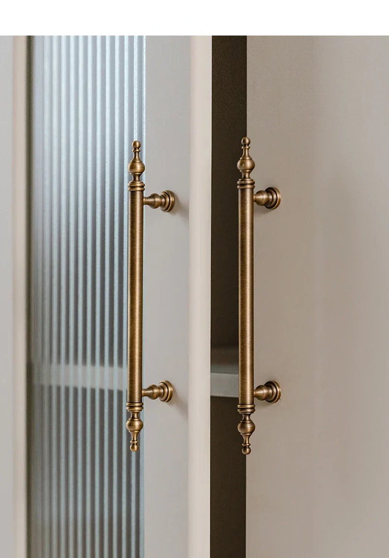 Eleganter T-Bar Möbelgriff aus massivem Messing im Antiklook