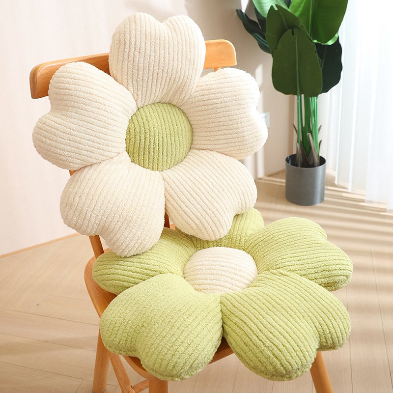 Plüschiges Kissen mit Kleeblattblüten