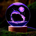 Kristallkugel mit 3D-Lasergravur und LED-Fuß in Farbwechsel