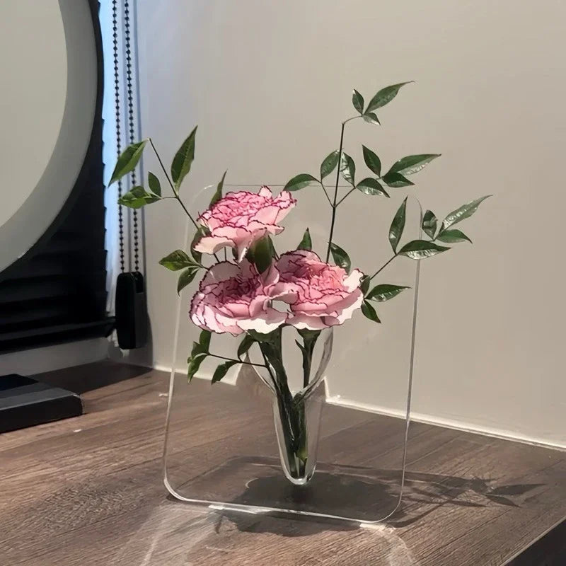 Klarer Blumenvasen mit künstlerischem Schmetterlingsdesign