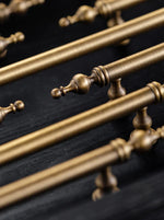 Eleganter T-Bar Möbelgriff aus massivem Messing im Antiklook
