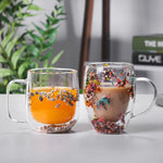 Eleganter Isolierglasbecher mit Trockenblumen-Dekor