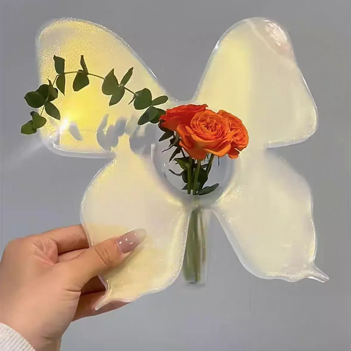Klarer Blumenvasen mit künstlerischem Schmetterlingsdesign