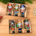 Bunte Weihnachtsbaum-Dekoration – Fröhliche Christbaumschmuck-Elemente